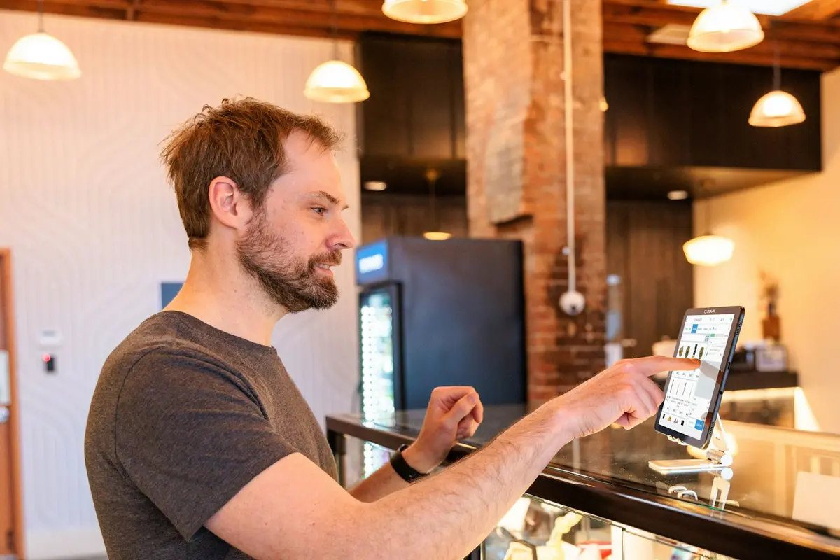 Commerçant utilisant une tablette tactile au comptoir